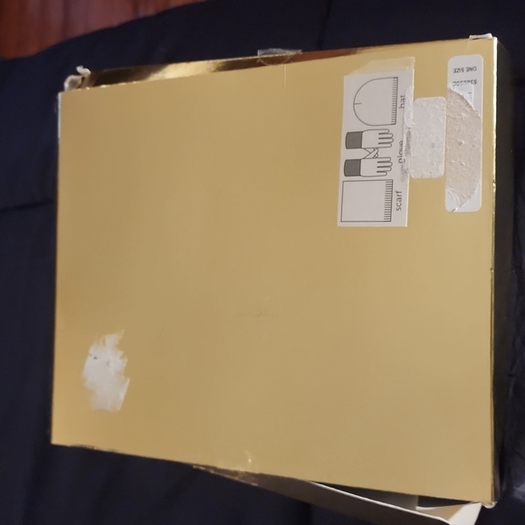 Michael Kors hat,gloves,and scarf set. - Picture 9 of 9